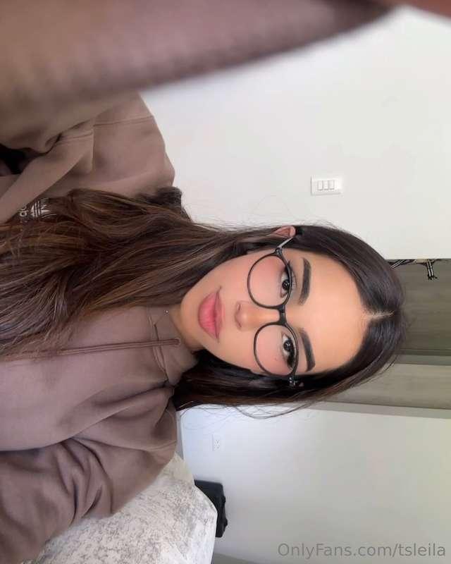 your nerd GF taking some cute pics 🤪
