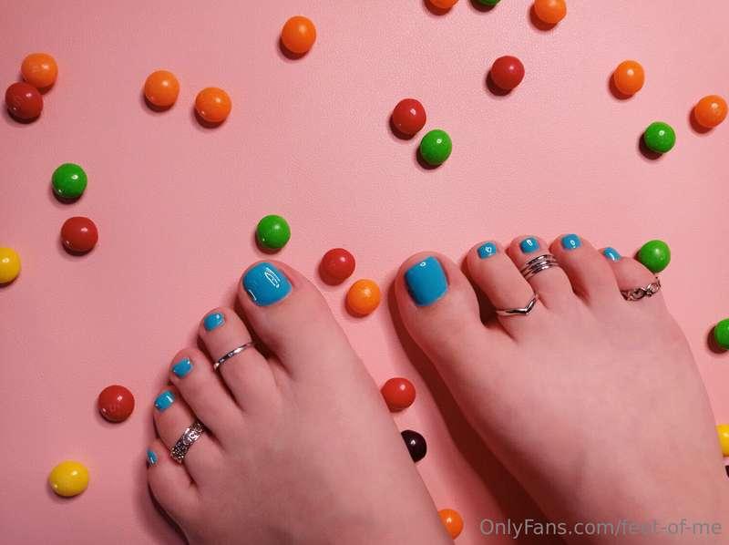 Do you like sweets? 🍬 Wanna me to feed you? ;>