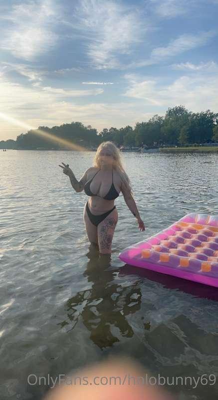 Here is some lake day videos and photos 💖💖💖 i wouldn’t post ..