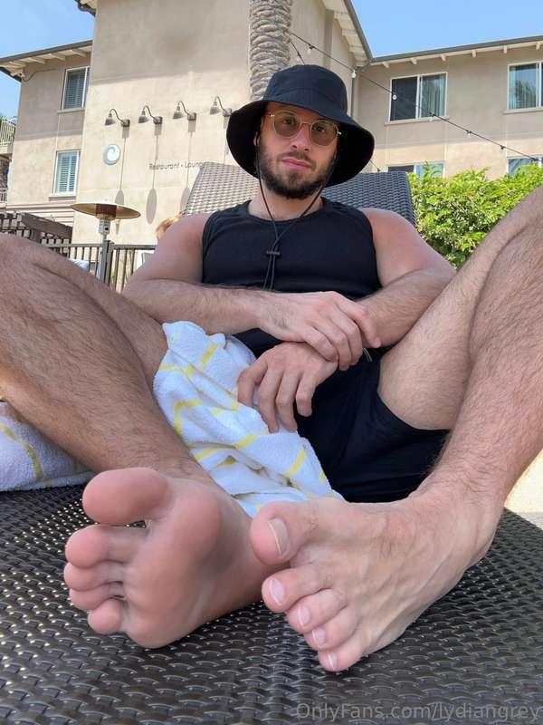 Can I get a pool side foot rub ?