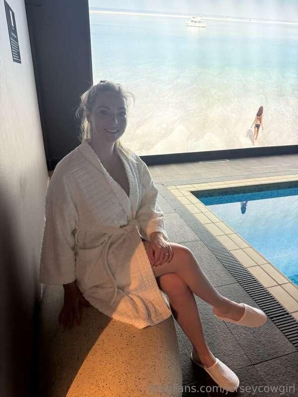 Spa day 🧖‍♀️ Shall I take some new pics for you... 😉