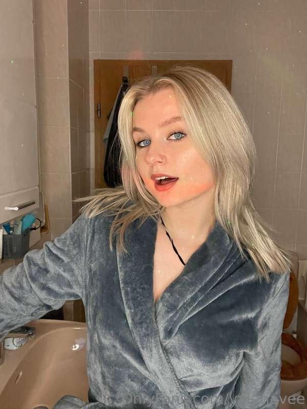 valeriavee main image