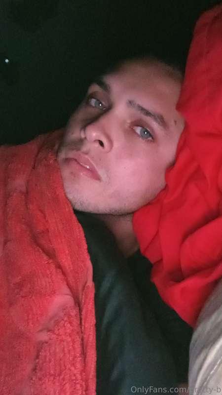 in my country it is cold 🥶, who comes to warm me up?🥵🥵