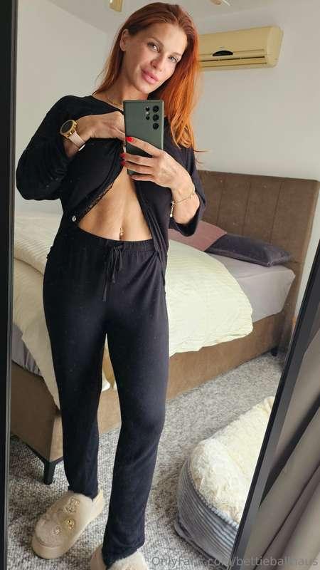 Magst du mich ausziehen...💦💦💦?K💋ssi Bettie P.S. Ganz auszieh..