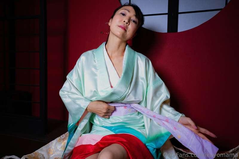 和服って色っぽくないですか？
熟女の魅力よ
Isn't kimono sexy?
It's the charm of a..