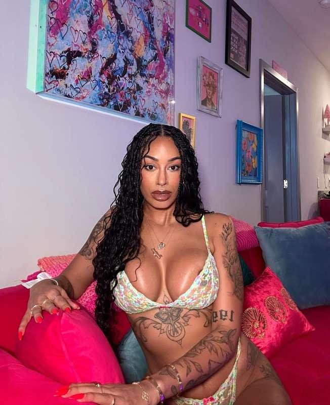 Happy 2025 😈🎉Subscribe to @missbnasty to chat with me 🫶🏽