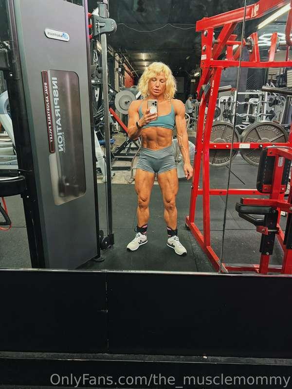 Swipe to see some leg vascularity… I’ve never seen it on me ..
