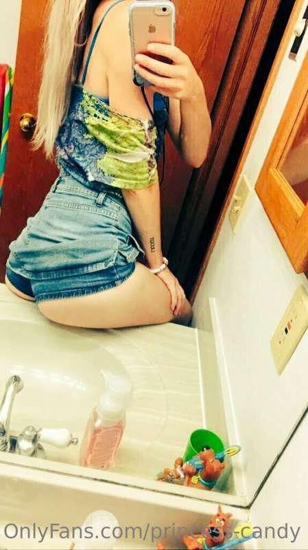Happy hump day 😘💗 msg me for more babes