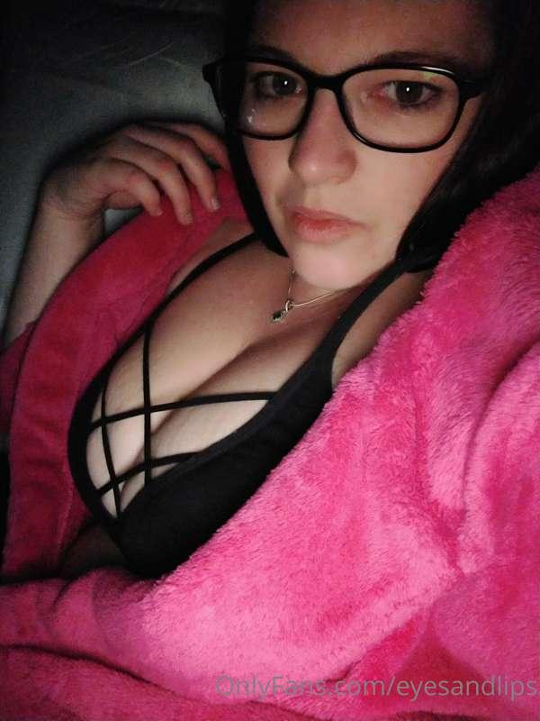 Come to bed with me babe 😘