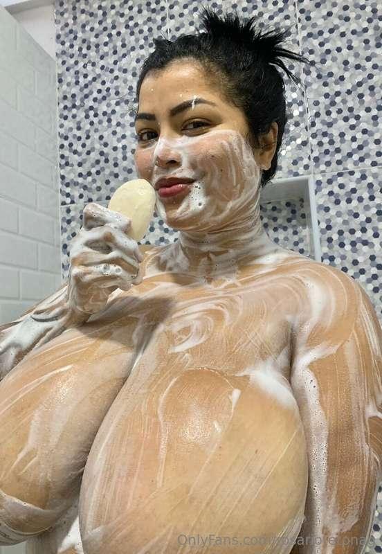 Can we shower together? 😍 I love it very sloppy 🥵🔞  ¿Nos bañ..