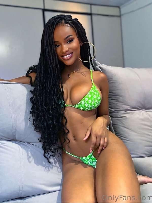 EXOTIC BABE @officiallarissa WITH SO SEXY BODY😍🌴🍫SHE HAS SUC..