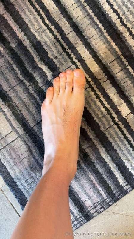 Drop a $20 tip under this post and get a foot fetish bundle ..