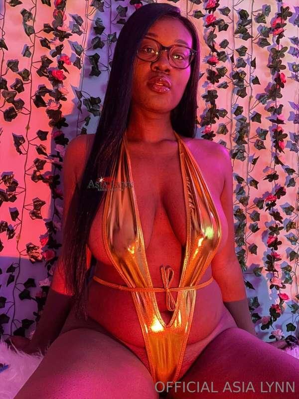 # splurge on me 💦
@xasialynnx