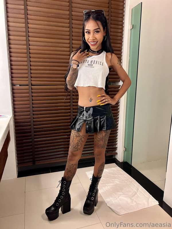 This outfit has no business looking this good 🖤