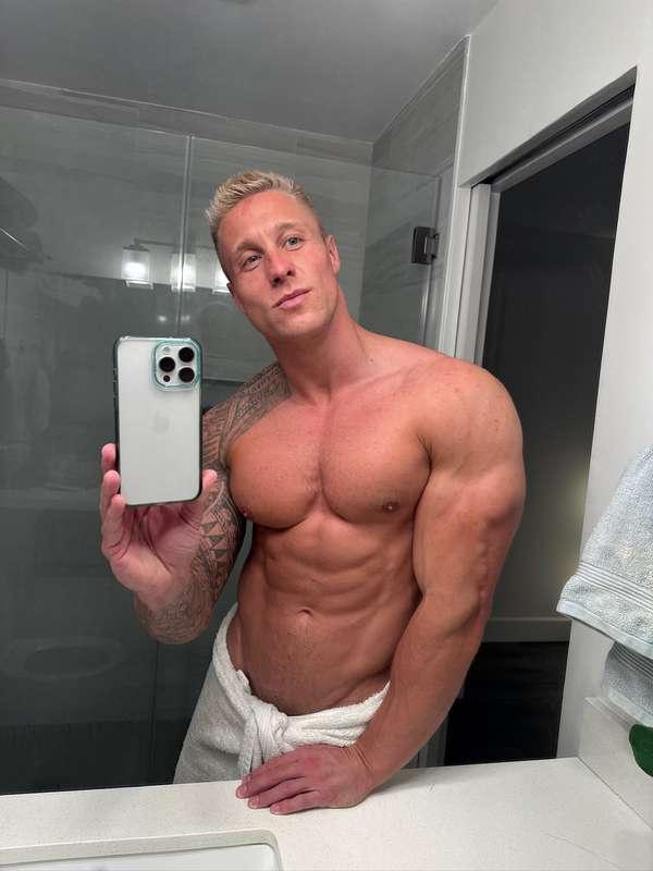 4 HOURS TILL LIVE 💦😈 who’s gonna be there? so fucking horny ..