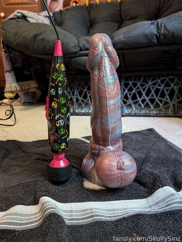 Taking on my accidental GIANT bad dragon. 

Creamy ending 💋