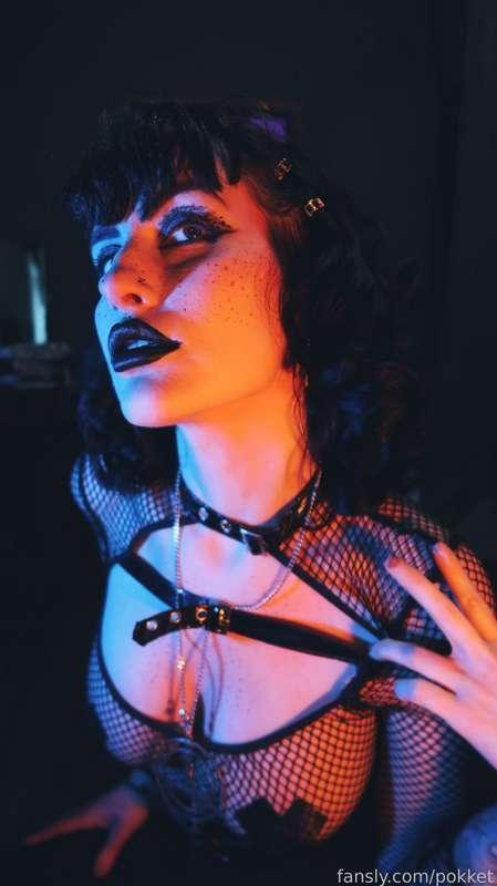 🦇 horny goth girl 🦇 
 👉🏻here to seduce you 😘

my ass looks so amazing in this. 
i’m not even joking. it’s so plump, but firm
and my feet are so pretty 😭
i hope you enjoy? 😌

#goth #slut #feet