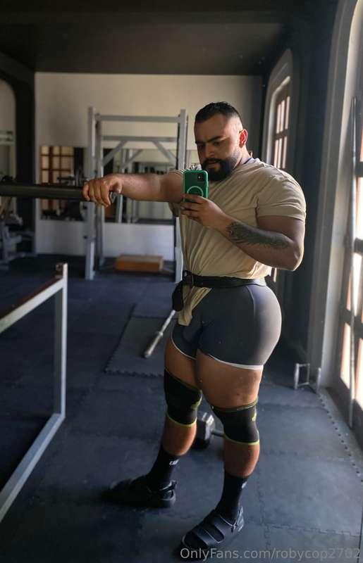 After gym, my phat ass smell so much, después del gym huele ..