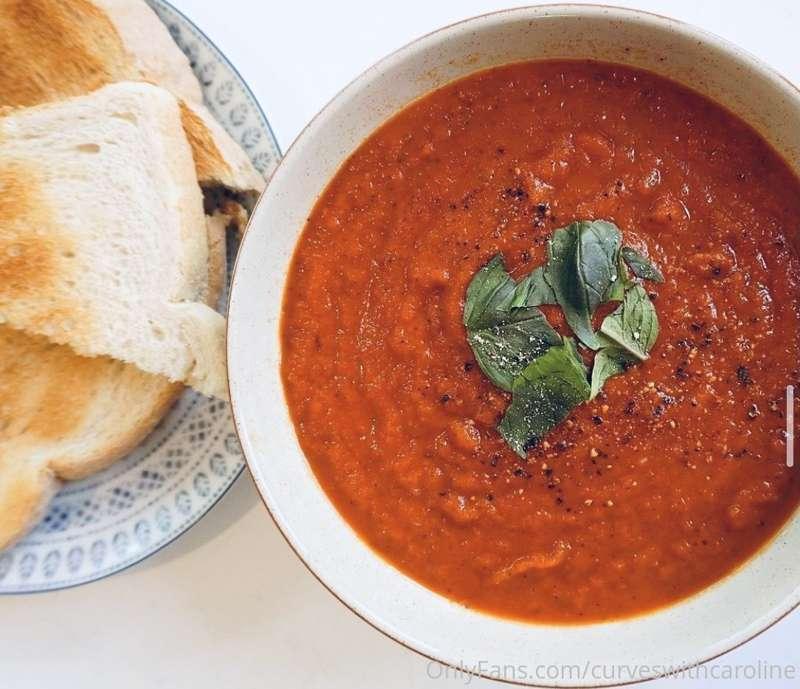 🔥🍅🥣 Tomato & Red Pepper Soup: 

🌨 My go to snowy day meal! I..