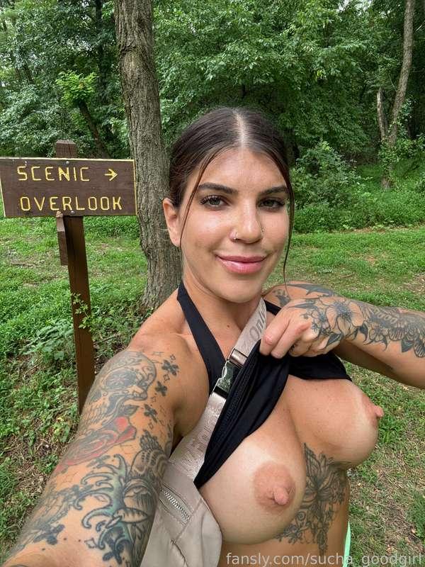 Let's go find somewhere in the woods we can fuck 👀

#fitgirl #outdoor #outdoorcontent #public #flashing #brunette #tattoos #squirter #sweaty #bigtits