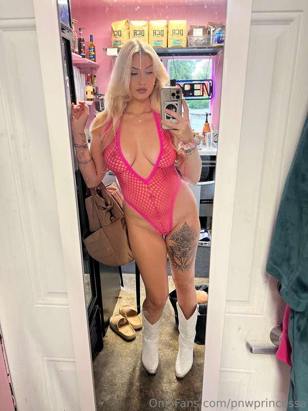 One of my favorite fishnet outfits 😈💗