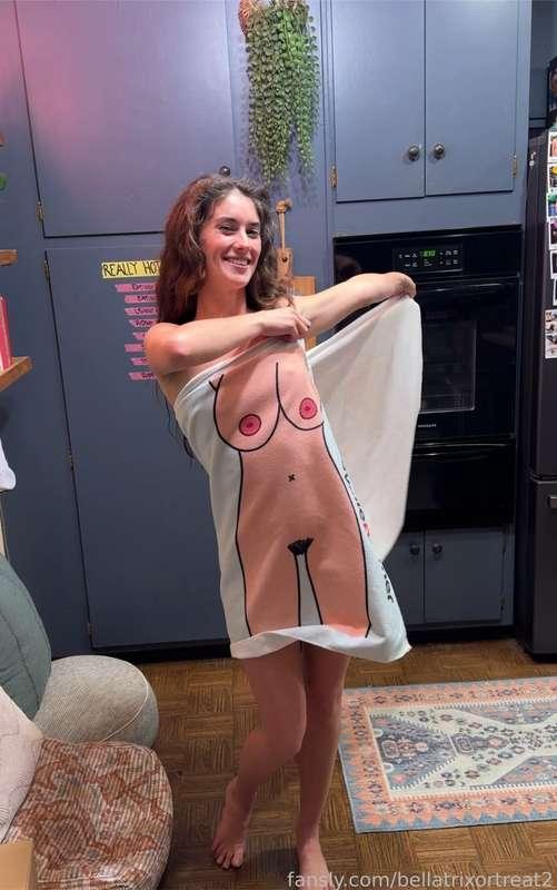 I was cracking up when I saw this towel, I obviously had to do a comparison between the real thing and the towel. 

It also allowed me to have the biggest boobs I’ll probably ever have in my life 🤪😆 I love laughing with friends over silly things like that 
