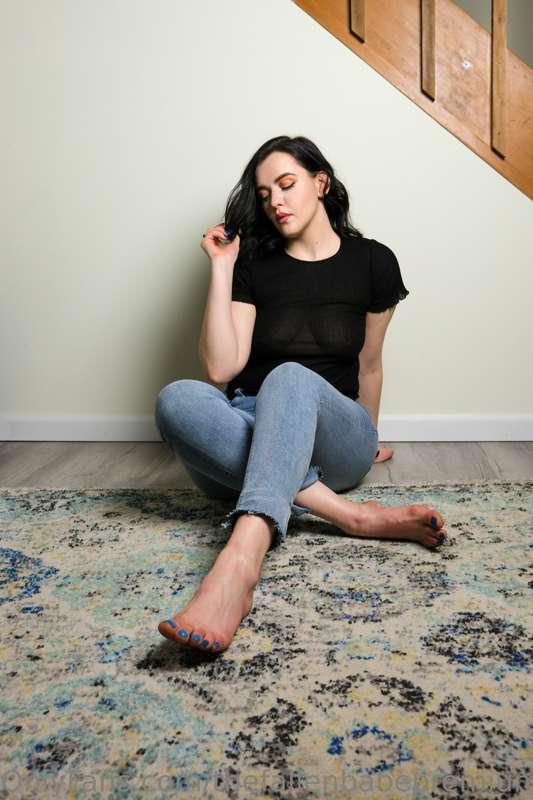 Haven’t worn jeans in a while.
They’re cute, but they look b..