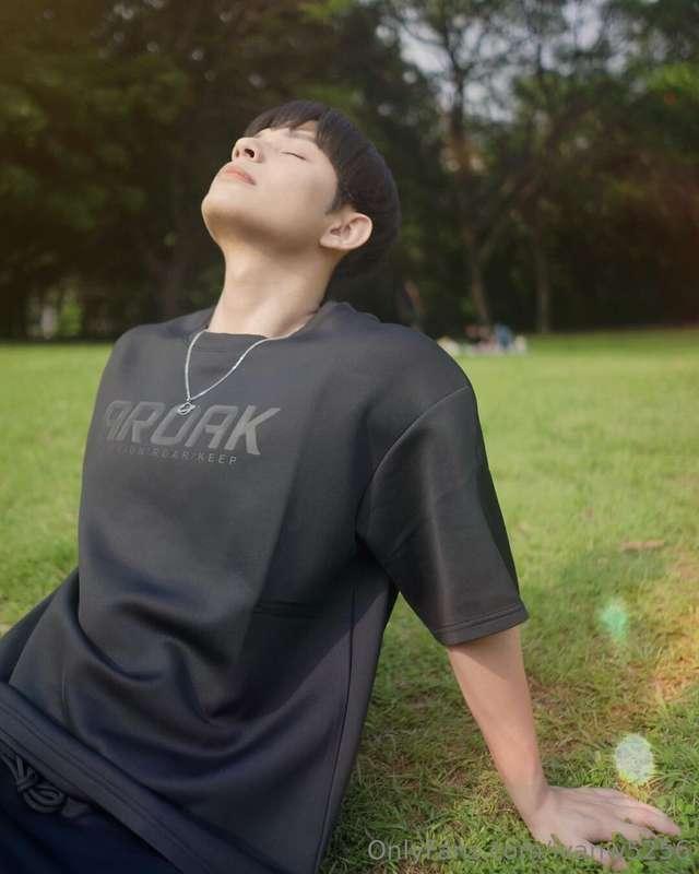 舒舒服服地躺在草地上曬太陽🥰