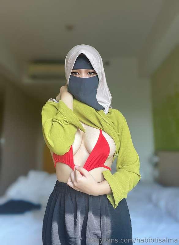 Red bra is more sexier right🥵💦?