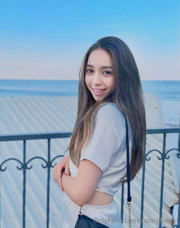 ## Free sub ❤️‍🔥 @miaang this busty horny girl loves jerking..