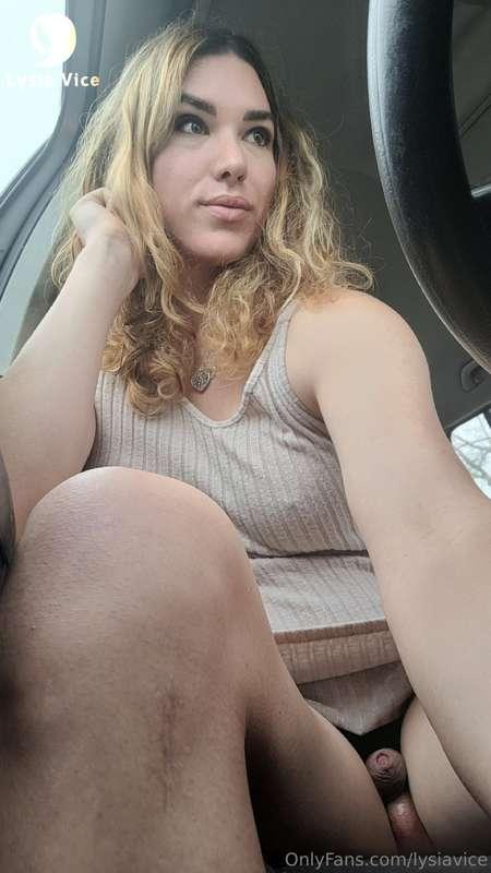 Waiting the line to get gas ⛽
