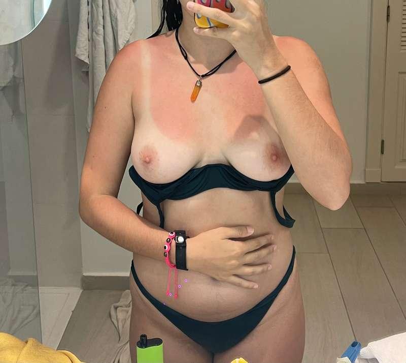 WELCOME NEW SUBSCRIBERSSSSSS 😍

Here are some sunburnt biddi..