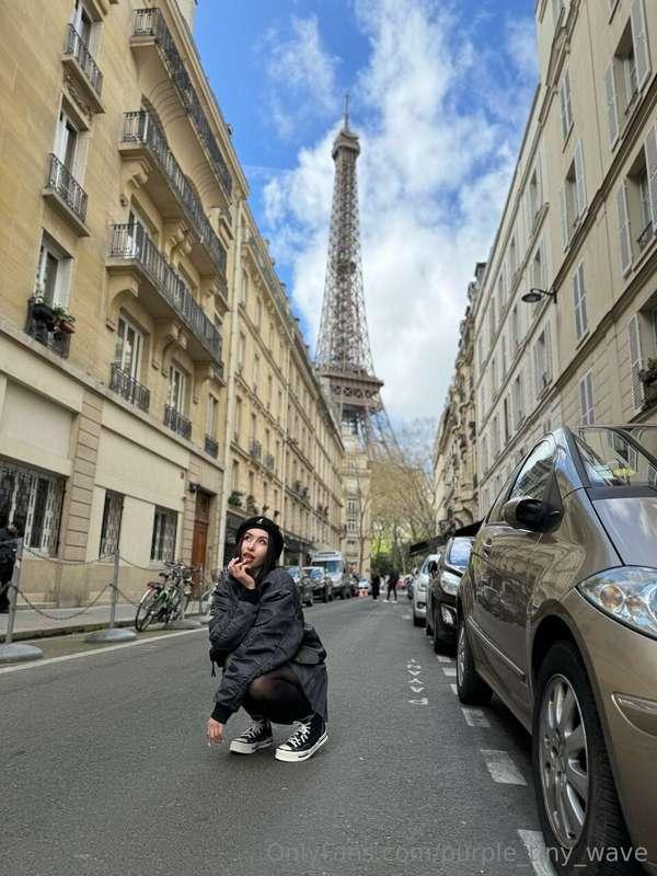 Parisian streets, the splendor of the Eiffel Tower and a mom..