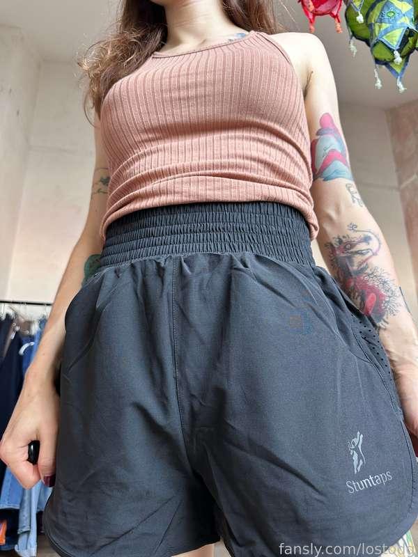What do you think about this gym outfit? Too revealing? Will I scare all the people there with my armpits?🏋️‍♀️👀

#fyp #hairy #bush #armpits #pits #sweaty #fetish #tattoo #egirl