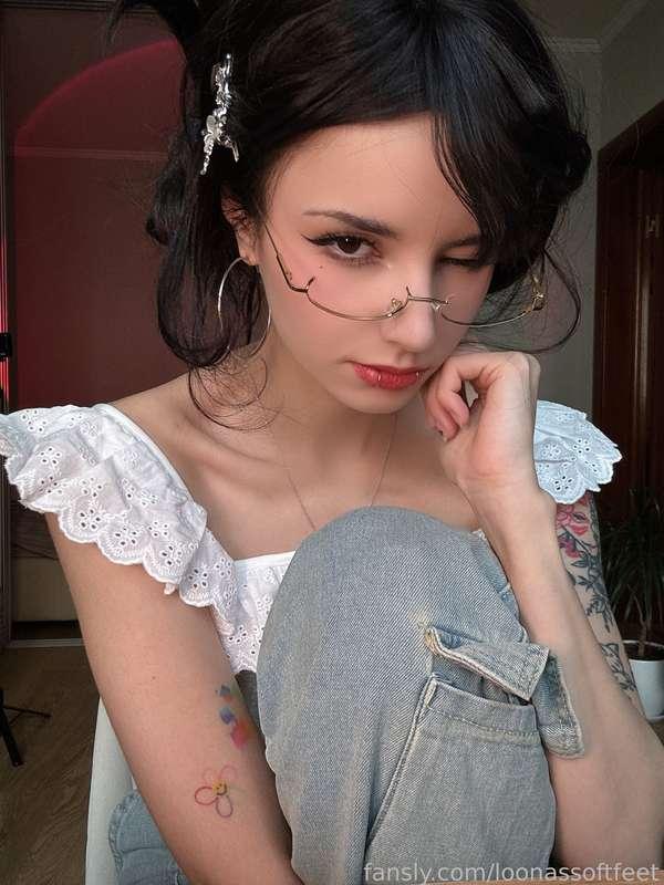 #feet #soles #feetgirl  #fyp #footmodel  #feetpic #footfetish #barefoot #young #cutegirl #longtoes #petite #barefoot #alt #tattoo #altgirl