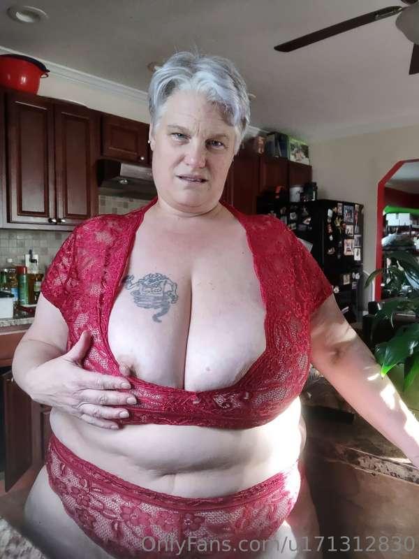 Who wants to suck my nipple 😈