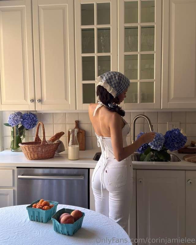 Kitchen timer’s set, but I’m not watching the clock ⏳💋