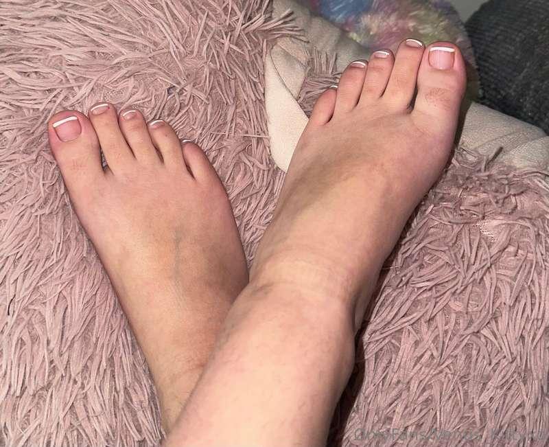 New pedicure 🥵🔥 who wants to see me suck em? 😏💦