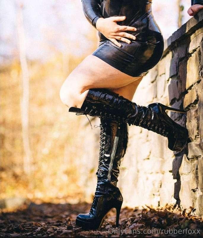 Craving another photoshoot like this.Latex and high heels in..