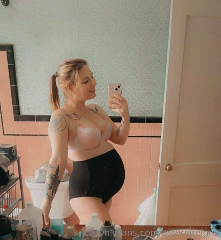 Perfect naked pregnancy body😘
*pregnancy fetish*