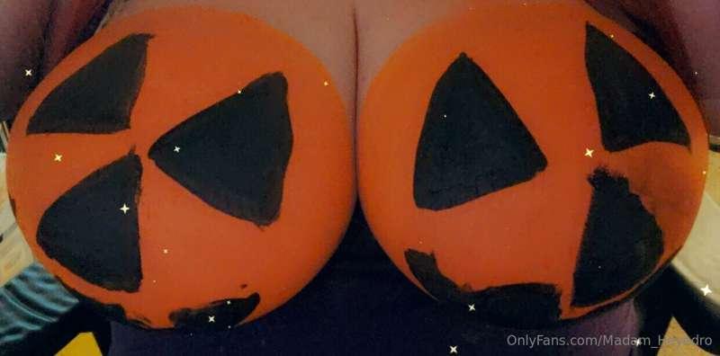 HALLOWEEN STREAMIE! Dont miss the stream this Titty Tuesday ..