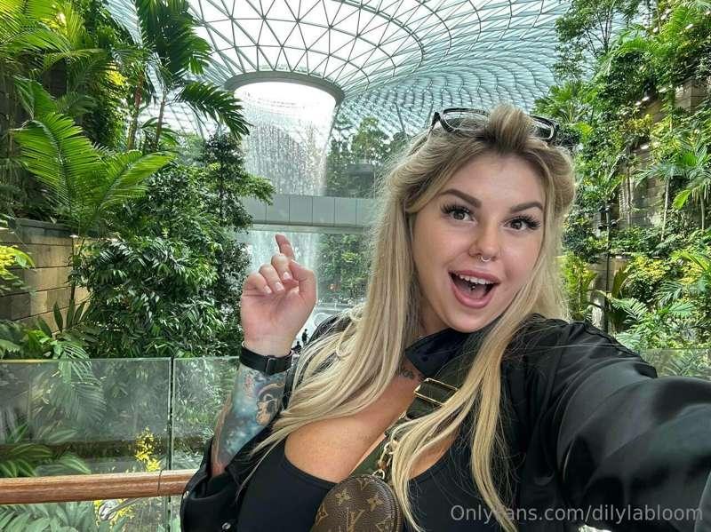 Have a great Monday💋 Guess where I am😍😄
