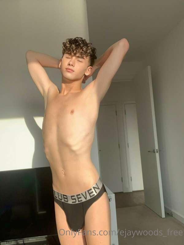 hi! my name is Elijah, i’m 19 yo, i'm from Wales and live in..