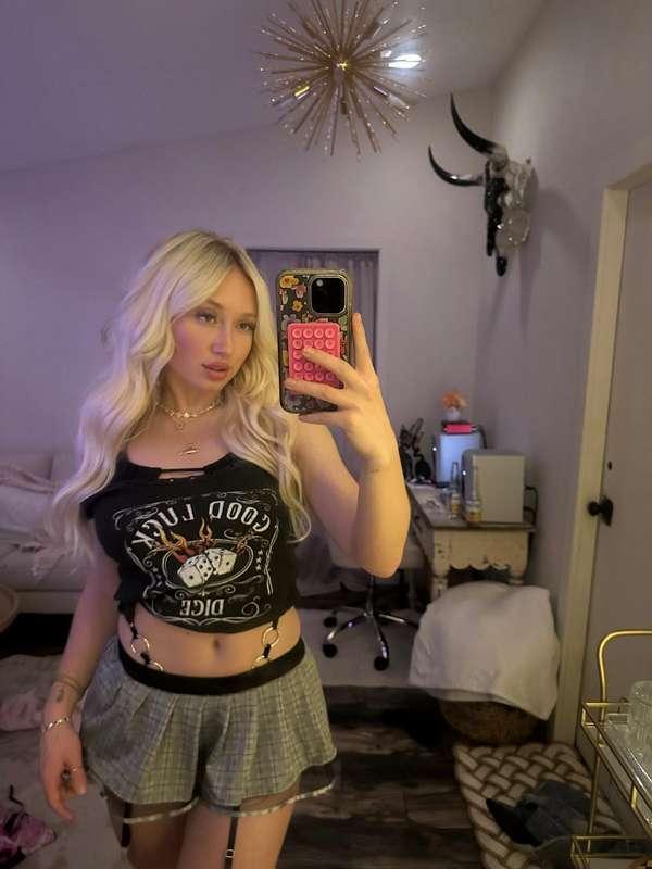 The skirt is doing its thing 😜