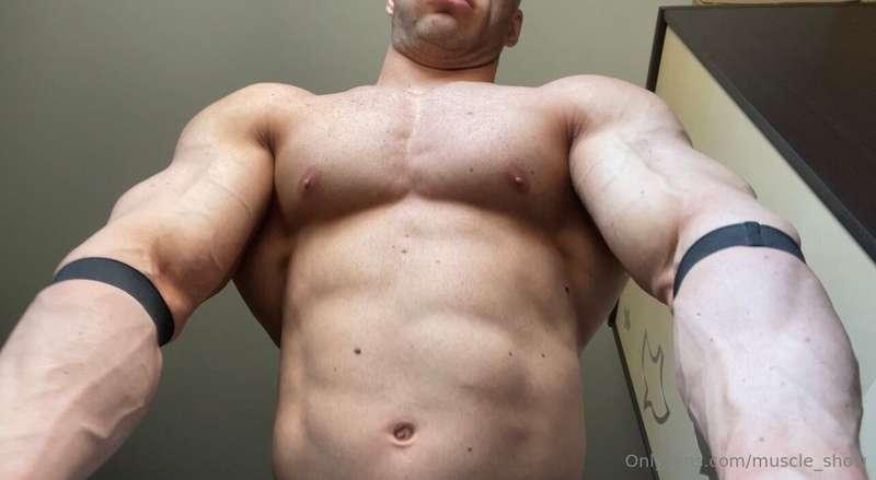 New! Muscle worship show 🔥💪Tan and shredded 👍Upper body view..