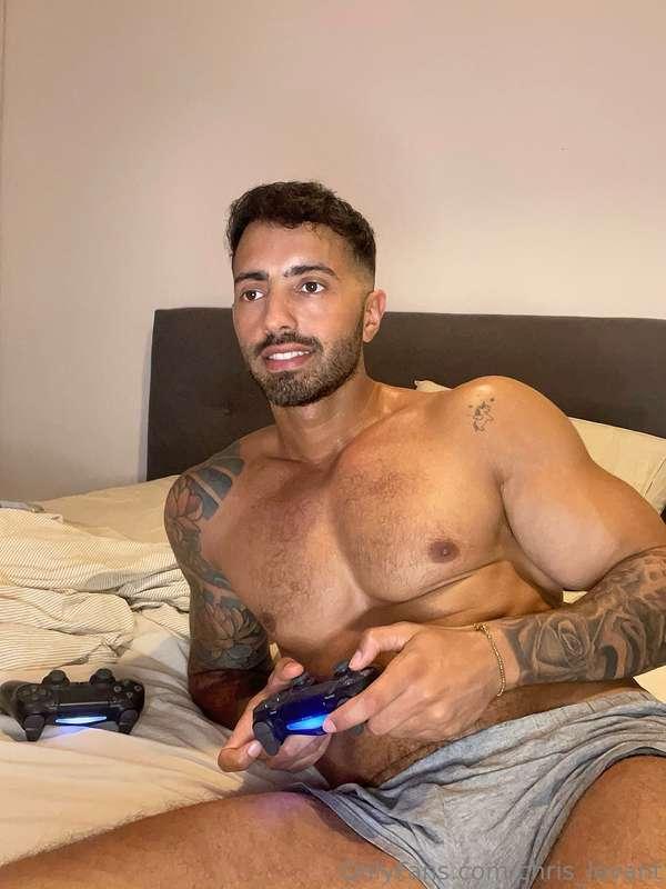 Who wants to play with me ?