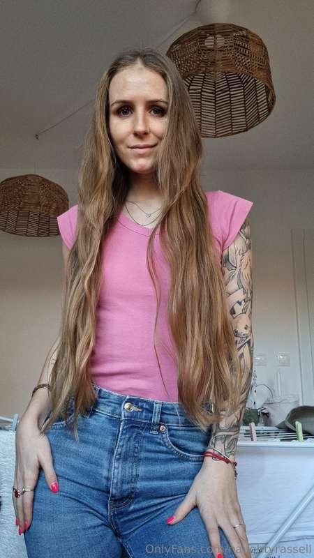 Your wish is my command… DM me your fantasies 💌