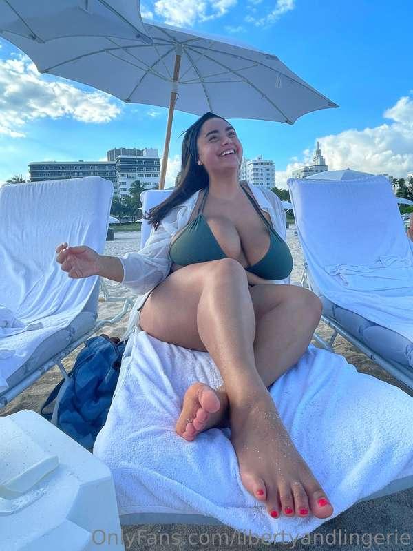 Thinking about you jerking off to my feet 🥰  buy me a piña c..