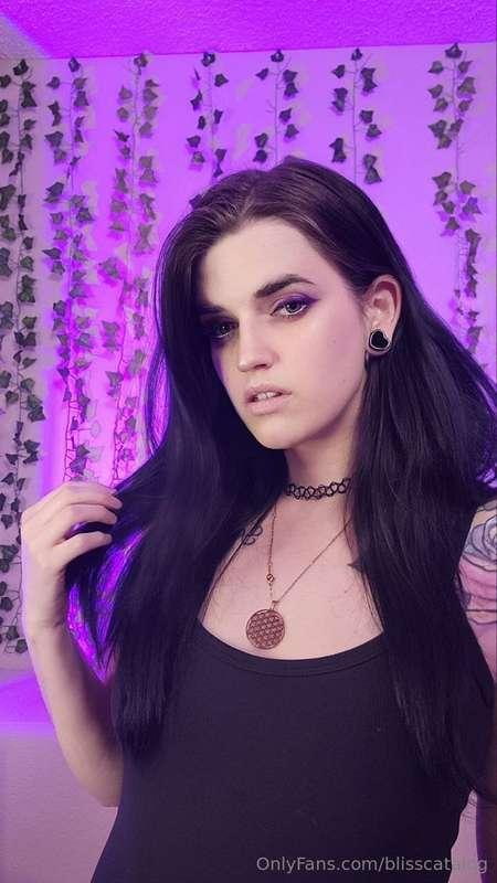 My VIP page is currently FREE ✨ Live stream happening @ 3:30..