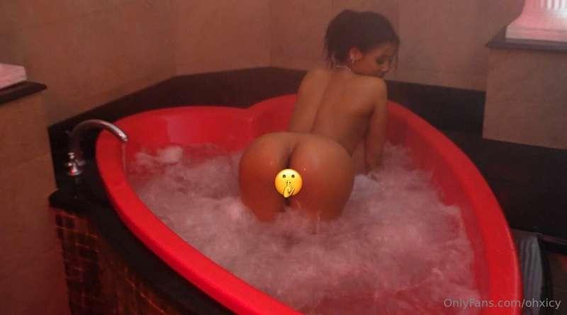 Watch me bounce this ass full nude😋💦